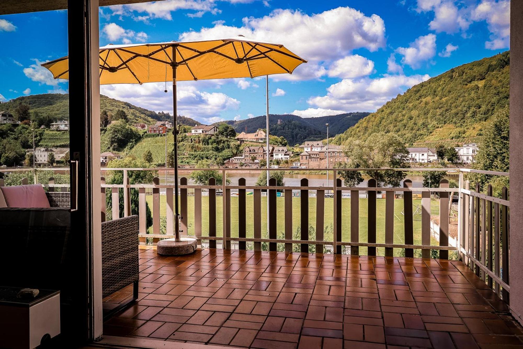 Traumaussicht Kamin Balkon Burgblick 65 Zoll Tv Netflix Sky Joyn Lindenplatz Apartman Bullay Kültér fotó